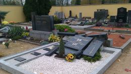 Zničené náhrobky na hřbitově ve Vranovicích