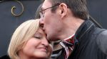 Jurij Lucenko se po opuštění vězení objal s manžel…
